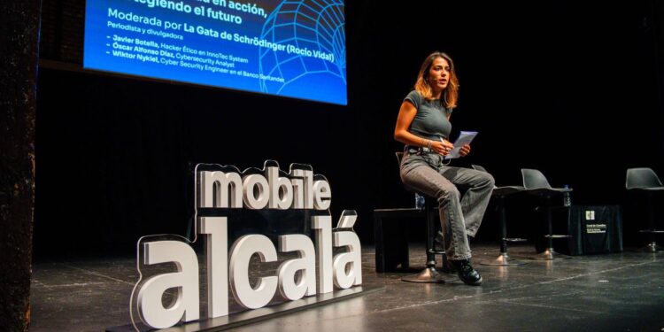 El Ayuntamiento de Alcalá retira la subvención de la Mobile Week 2025 1 Rocío Vidal (La Gata de Schrödinger) durante una ponencia en la Mobile Week Alcalá