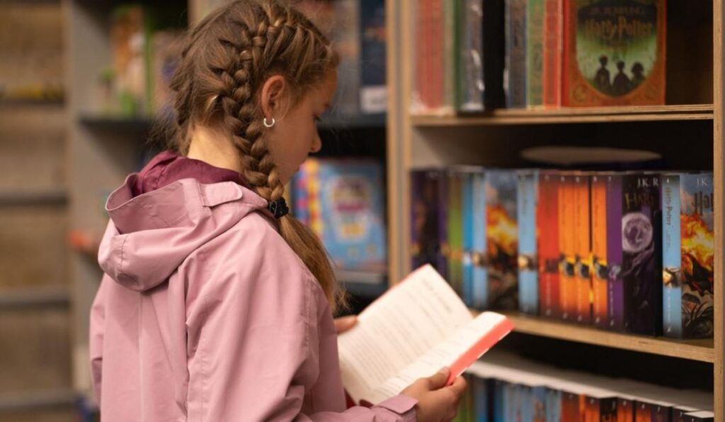 220 títulos infantiles y juveniles seleccionados para fomentar la lectura entre los más jóvenes 1 Nina leyendo libro