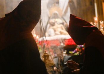 La lluvia obliga a suspender el recorrido de la Procesión del Cristo de los Desamparados y María de las Angustias