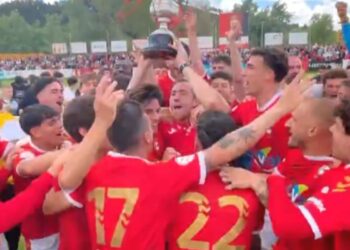 Alcalá se tiñe de rojo: la ciudad vive el ascenso a Segunda RFEF 12 años después