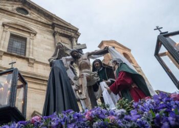 La lluvia frustra la salida de la procesión de la Soledad Coronada y el Sagrado Descendimiento
