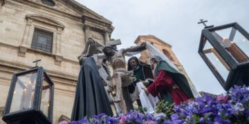 La lluvia frustra la salida de la procesión de la Soledad Coronada y el Sagrado Descendimiento