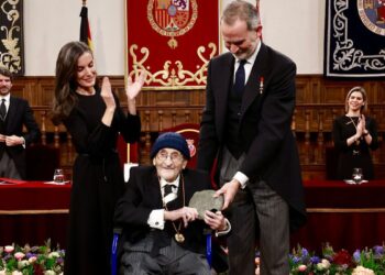 Álvaro Pombo inaugura su exposición homónima en la Universidad de Alcalá como homenaje al Premio Cervantes 2024