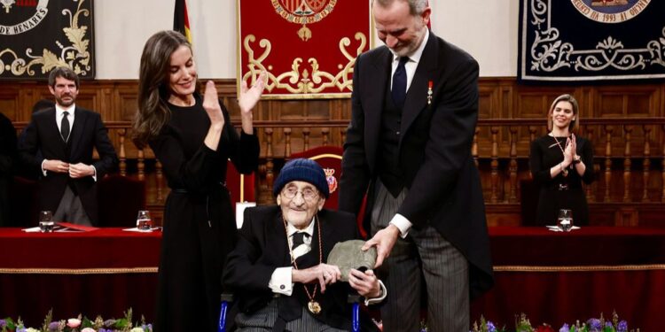 Álvaro Pombo recibe el Premio Cervantes 2024 de manos del Rey Felipe VI y la Reina Letizia en el Paraninfo. / Foto: Universidad de Alcalá