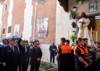 El cielo interrumpe el camino del Cautivo en un Viernes de Dolores pasado por agua