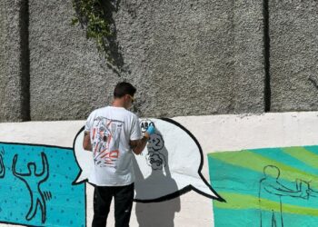 El colegio Ana Pellegrini participa en el proyecto ‘Deja tu huella en el cole’ con un mural sobre la amistad