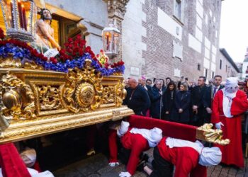 El Cristo de la Columna y la Virgen de las Lágrimas recorren el corazón de Alcalá en una jornada marcada por el frío, la lluvia y la emoción contenida