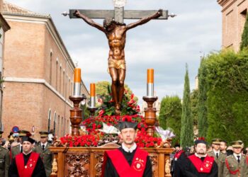 Miles de personas arropan al Cristo de los Doctrinos en un gran Jueves Santo sin lluvia