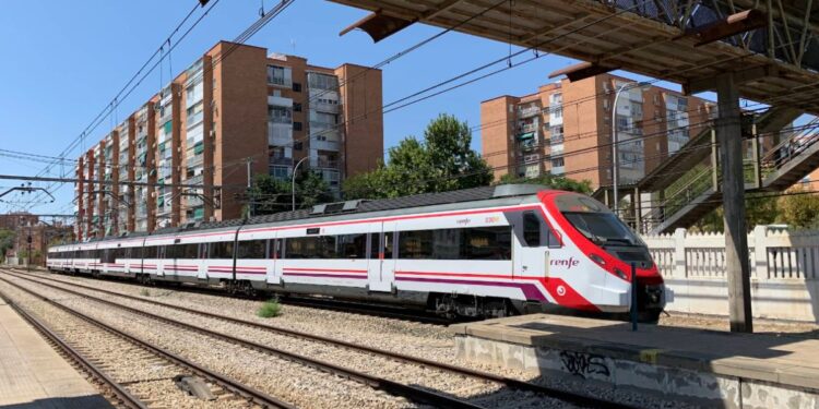 Tren de Cercanías en la estación de Alcalá de Henares