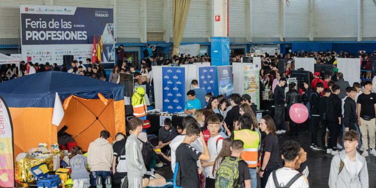 Cerca de 4.000 estudiantes participan hoy en la V Feria de las Profesiones en el Complejo Deportivo de Espartales 1 Asistentes en una de las actividades prácticas de la Feria de las Profesiones. / Foto: AEDHE