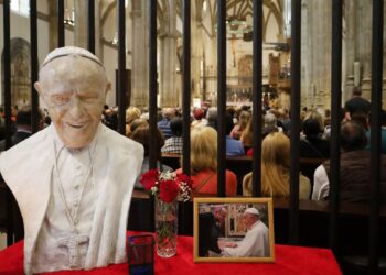 La Catedral-Magistral acoge el funeral por el Papa Francisco con presencia institucional y numerosa asistencia de fieles