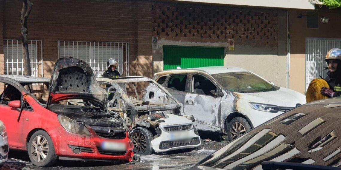 Tres coches calcinados en un aparatoso incendio en Núñez de Balboa 1 incendio tres vehiculos san isidro