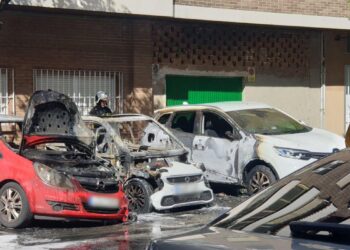 Tres coches calcinados en un aparatoso incendio en Núñez de Balboa
