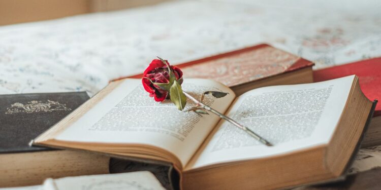 libro y rosa