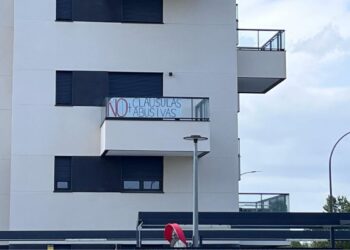“No + cláusulas abusivas”: los vecinos y vecinas de un bloque en El Olivar alzan la voz contra su empresa gestora