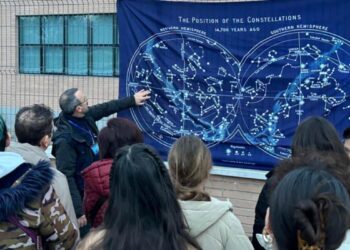La Agrupación Astronómica Complutense llena de ciencia y curiosidad la Plaza Santa Rosa de Lima