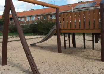 El deterioro del parque infantil de Espartales sigue sin solución tras mes y medio de espera