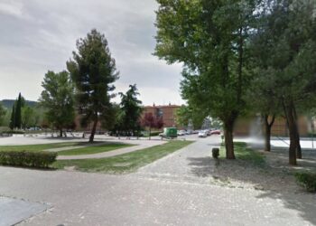 Reyes II consigue el compromiso municipal para renovar alumbrado, limpiar grafitis y plantar árboles