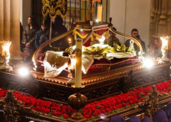 La lluvia vuelve a deslucir el Viernes Santo en Alcalá y obliga a celebrar un acto interior por el Santo Entierro