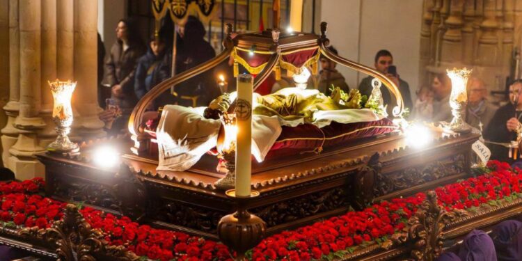 La lluvia vuelve a deslucir el Viernes Santo en Alcalá y obliga a celebrar un acto interior por el Santo Entierro 1 procesion santo entierro