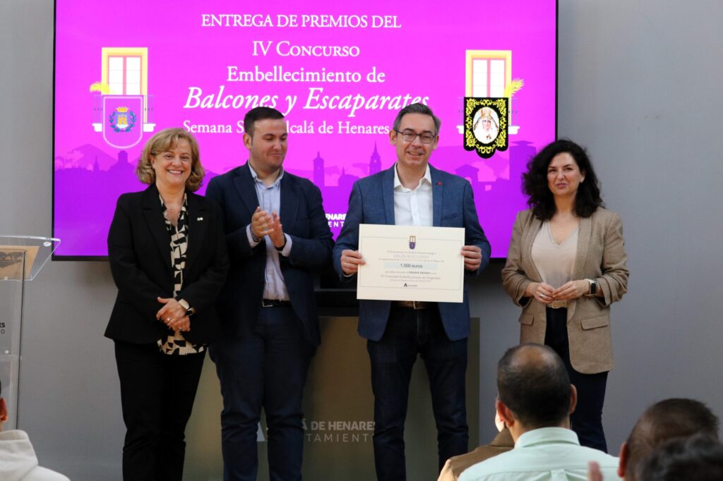 Entregados los premios del IV Concurso de Embellecimiento de Balcones y Escaparates de Semana Santa 2025 7 2 4 scaled 1