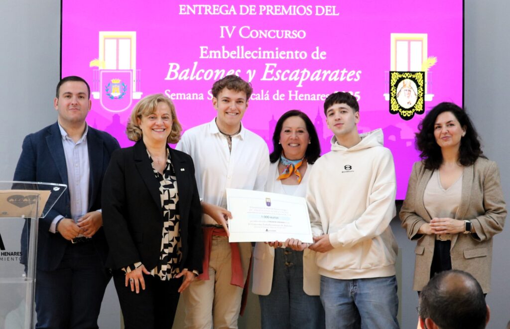 Entregados los premios del IV Concurso de Embellecimiento de Balcones y Escaparates de Semana Santa 2025 6 3 scaled 1