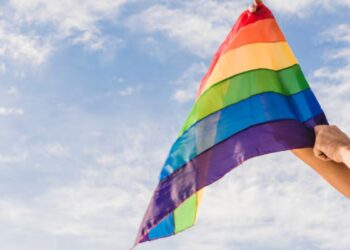 La plataforma ‘Alcalá Entiende’ critica la ausencia de la bandera LGTBI+ en el Ayuntamiento durante el Orgullo: «No ondearla es borrar nuestras luchas»
