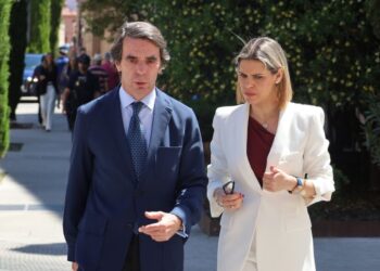 Aznar y Judith Piquet dialogan en plena calle sobre el rumbo político de España durante el Foro Expansión