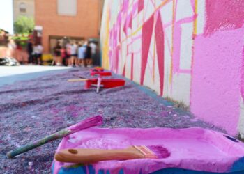 El colegio Santa María de la Providencia se suma al proyecto ‘Deja tu huella en el cole’ con un mural colaborativo sobre la conexión escolar