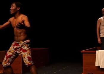 Bajo el mismo sol: un viaje teatral entre dos mundos que apenas se miran