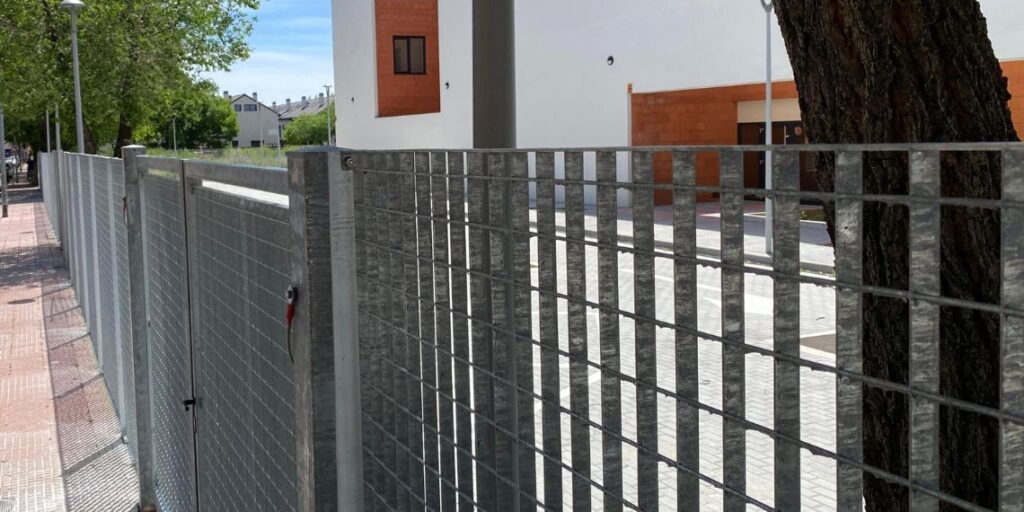 El Ayuntamiento instala un cerramiento perimetral en el centro sociocultural Ana María Matute de El Ensanche 1 centro sociocultural ana maria matute