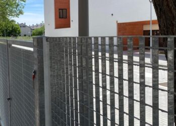 El Ayuntamiento instala un cerramiento perimetral en el centro sociocultural Ana María Matute de El Ensanche
