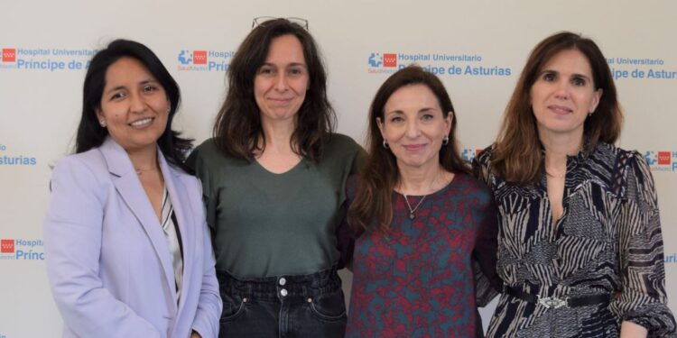 Alba Maldonado, responsable de Centros de la Dirección Asistencial Este de Atención Primaria; Leticia Vega, supervisora de Área de Continuidad Asistencial del Hospital Universitario Príncipe de Asturias; Rosa Mª Fernández, directora asistencial este enfermera de la Gerencia de Atención Primaria; Dra. Susana Tabernero, jefa del Servicio de Digestivo del Hospital Universitario Príncipe de Asturias.