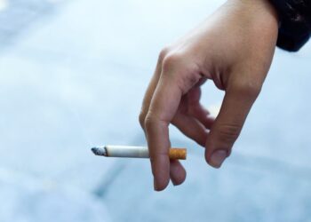 Sanidad ampliará los espacios sin humo y prohibirá fumar en terrazas, universidades y fiestas al aire libre