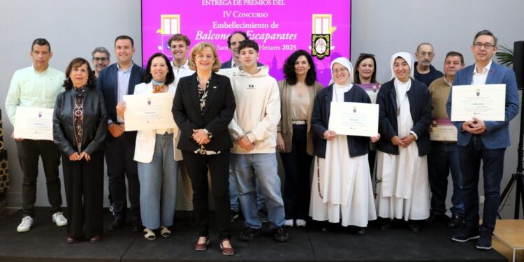 Entregados los premios del IV Concurso de Embellecimiento de Balcones y Escaparates de Semana Santa 2025 1 entrega premios concurso escaparates semana santa 2025