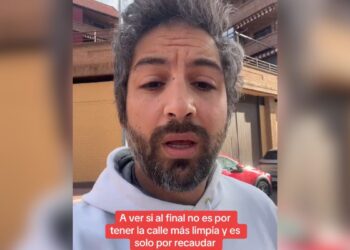 El viral influencer alcalaíno Farmacéutico Fernández enciende las redes con su crítica al sistema de análisis de heces caninas