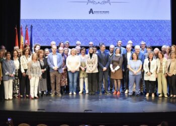 Medio centenar de docentes y auxiliares reciben un emotivo homenaje por su jubilación en el Teatro Salón Cervantes