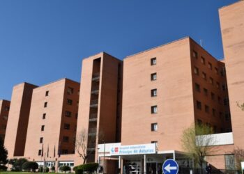 Una experiencia hospitalaria para decidir su futuro: 17 estudiantes participan en el 4ºESO+Empresa en el Príncipe de Asturias