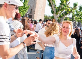Alcalá vibra con su Noche en Blanco: más de 60.000 personas llenan las calles entre música, velas y Eurovisión
