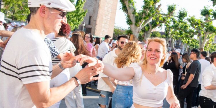 Alcalá vibra con su Noche en Blanco: más de 60.000 personas llenan las calles entre música, velas y Eurovisión 1 la noche en blanco 2025