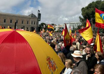 El PP de Alcalá se suma a la manifestación de Colón contra el Gobierno central mientras el PSOE destaca la escasa asistencia