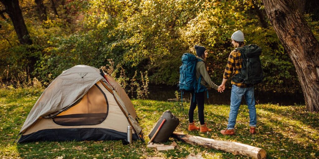 La Comunidad de Madrid reforma la normativa de campings y áreas para autocaravanas para adaptarse al nuevo turismo al aire libre 1 pareja camping