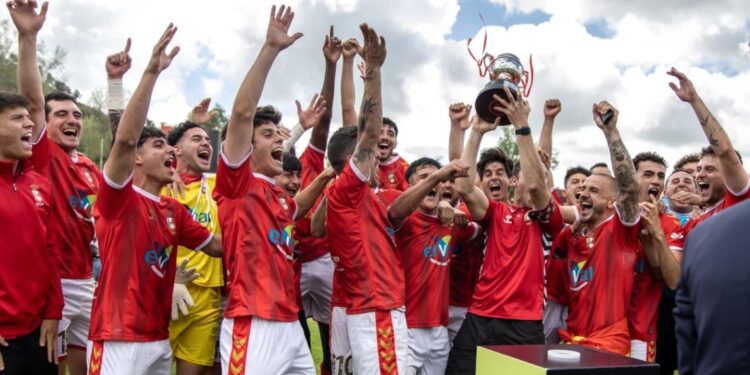 La RSD Alcalá cierra la temporada con una victoria y celebra el ascenso a Segunda RFEF 1 rsd alcala titulo tercera division