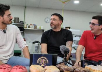 Carlos, de Pastelería Salinas, comparte historia y anécdotas del negocio en una charla distendida con Complupodcast