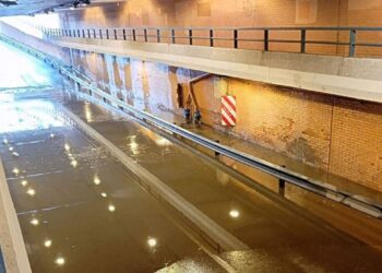 Cortado el paso subterráneo de Torrelaguna por las lluvias: complicaciones en el tráfico y zonas anegadas en Alcalá