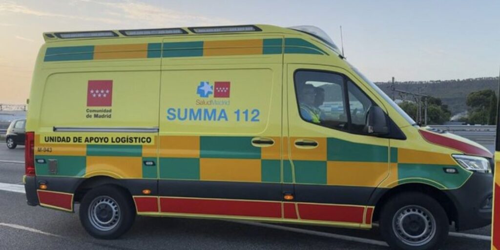 Un conductor herido muy grave tras volcar su camión en la A-2 a la altura de Alcalá de Henares 1 ambulancia summa 112