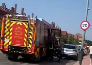 Un nuevo incendio en El Ensanche provoca el desalojo de varios vecinos tras arder un vehículo en un garaje comunitario