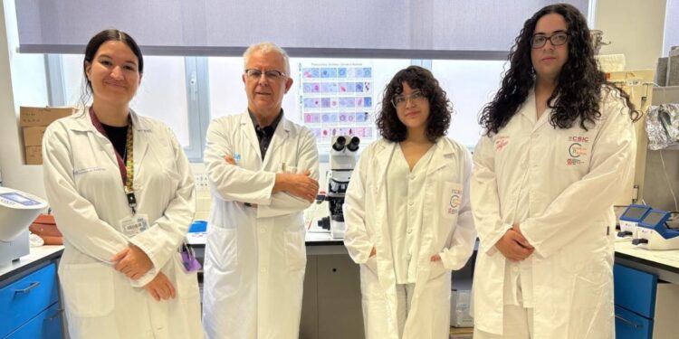 El Hospital Príncipe de Asturias se suma al programa nacional 'Científic@s en Prácticas' con estudiantes del IES Isidra de Guzmán 1 Adriana Rojas, adjunta del Servicio de Microbiología del Hospital Universitario Príncipe de Asturias, y Juan Cuadros, jefe del servicio de Microbiología del Hospital Universitario Príncipe de Asturias, junto a los dos estudiantes del programa, en el laboratorio de Microbiología Clínica del hospital.