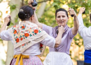 Primer día de las Fiestas del Distrito II con una tarde repleta de tradición, teatro y rock bajo las estrellas