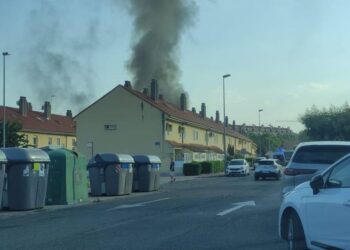 Una explosión de gas provoca un aparatoso incendio en una vivienda del Ensanche